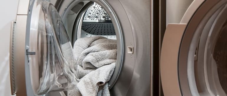 9 dalykai, kurių negalima daryti skalbiant drabužius