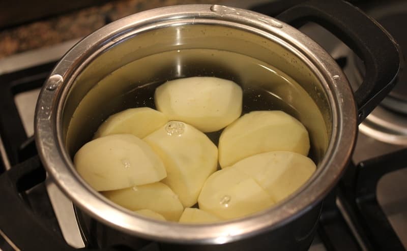 Nuluptų bulvių virimas puode